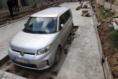 Straż miejska pilnuje "zabetonowanego" auta z Łodzi. Czekają na kierowcę