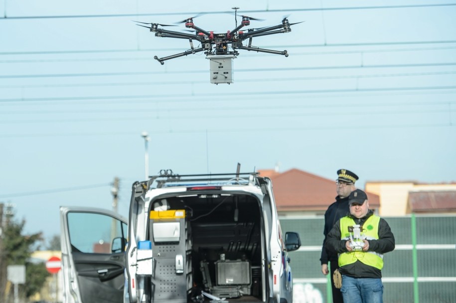 Straż Miejska przy użyciu drona sprawdza jakość powietrza /Wojciech Pacewicz /PAP