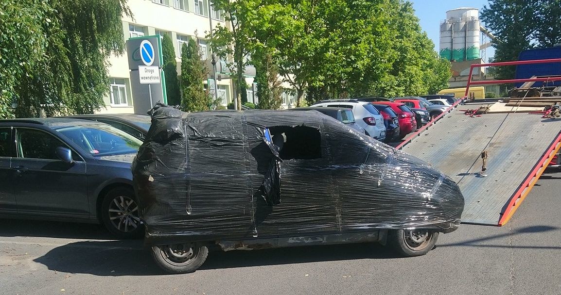 Straż miejska usunęła zapakowany w folię wrak. foto. Straż Miejska w Poznaniu /Informacja prasowa