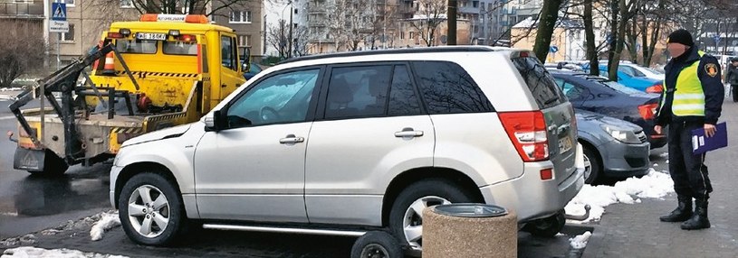 Straż miejska usuwa pojazdy bez tablic lub porzucone tylko z parkingów przy drogach publicznych, stref ruchu i zamieszkania. /Motor