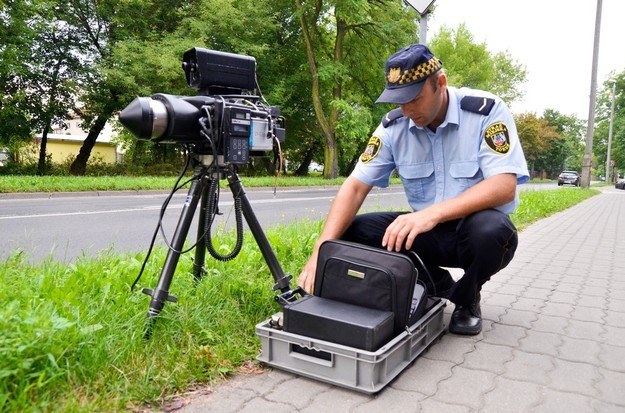 Straż miejska w większości miast i gmin zajmuje się fotradarami i parkowaniem /Łukasz Piecyk /Reporter
