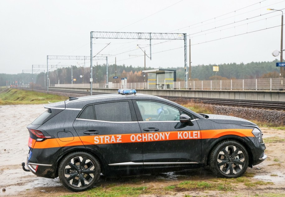 Straż Ochrony Kolei przy stacji Mika /	Wojciech Olkuśnik /East News