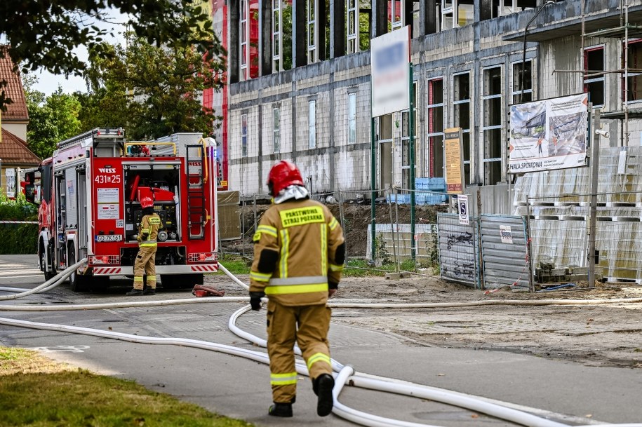 Straż pożarna dogasza pożar budowanej hali sportowej przy Zespole Szkół Hotelarsko-Gastronomicznych /Marcin Gadomski /PAP