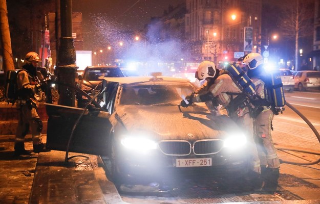 Straż pożarna gasi jeden z samochodów w Belgii /OLIVIER HOSLET /PAP/EPA