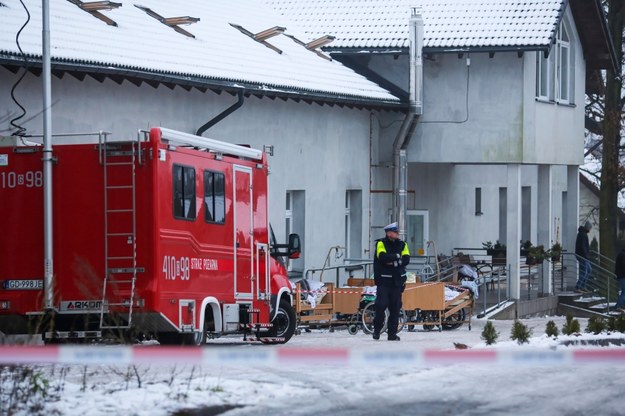 Straż pożarna i policja w miejscu pożaru w hospicjum w Chojnicach /Jan Dzban /PAP