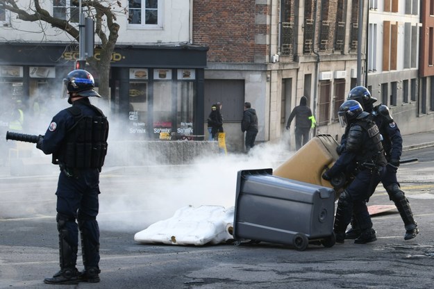 Straż pożarna musiała gasić podpalane prze demonstrantów barykady uliczne /Tesson/ANDBZ/ABACA /PAP/EPA