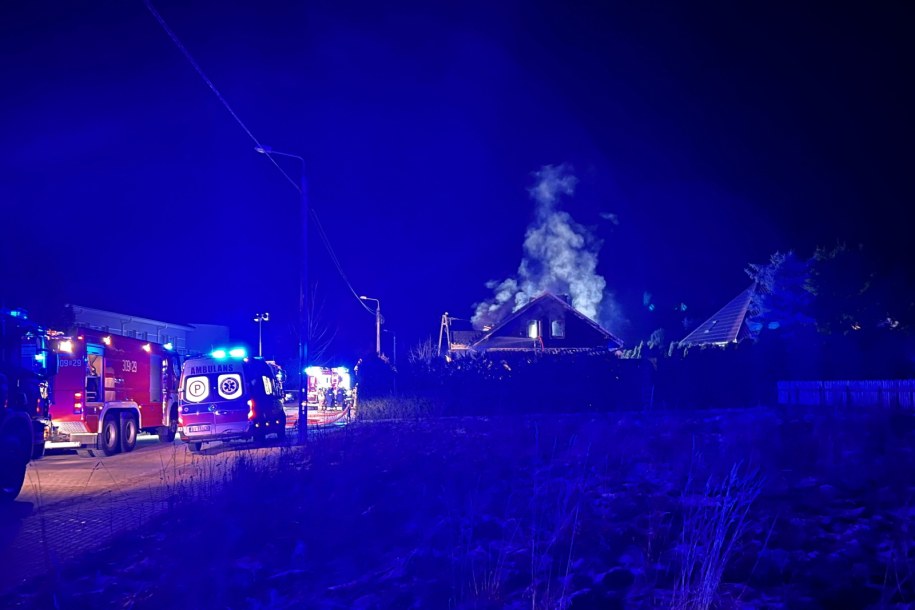 Straż pożarna na miejscu pożaru domu jednorodzinnego w Choroszczy /KM PSP Białystok /PAP