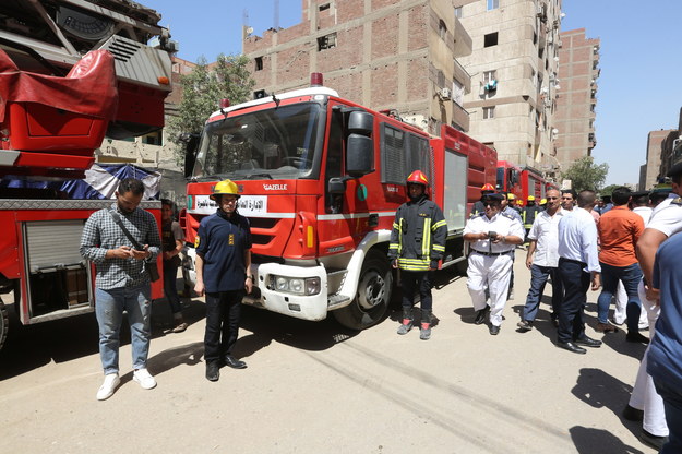 Straż pożarna na miejscu pożaru kościoła koptyjskiego w Gizie /KHALED KAMEL /PAP/EPA