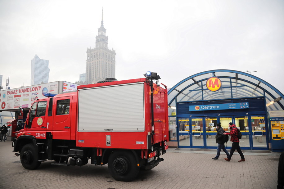 Straż pożarna na stacji metra Centrum w Warszawie /Wojciech Olkuśnik /PAP