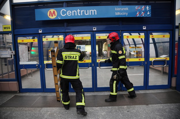 Straż pożarna na stacji metra Centrum w Warszawie /	Wojciech Olkuśnik /PAP