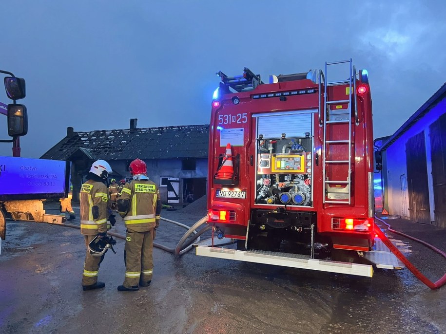 Straż pożarna podczas akcji gaśniczej w miejscowości Lubajny pod Ostródą, gdzie zapaliła się hala, w której produkowano pelet. /foto: Michał Chachuła PSP /PAP