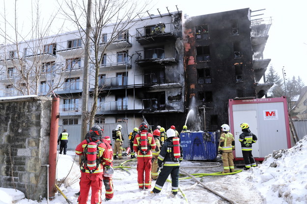 Straż pożarna podczas akcji gaszenia pożaru nowo wybudowanego budynku deweloperskiego w Zakopanem /Grzegorz Momot /PAP