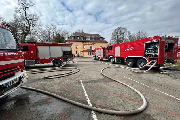 Straż pożarna podczas akcji gaszenia pożaru w Domu Pomocy Społecznej w Przytocku /KP PSP Słupsk /PAP