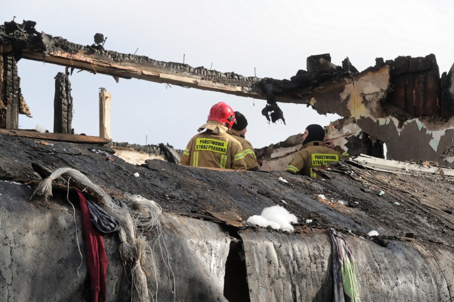 Straż pożarna podczas dogaszania pożaru /Roman Zawistowski /PAP