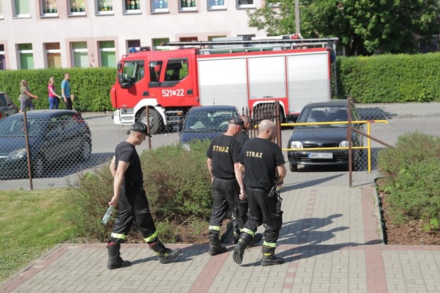 Straż pożarna przed szkołą podstawową w Mławie /Tomasz Waszczuk /PAP