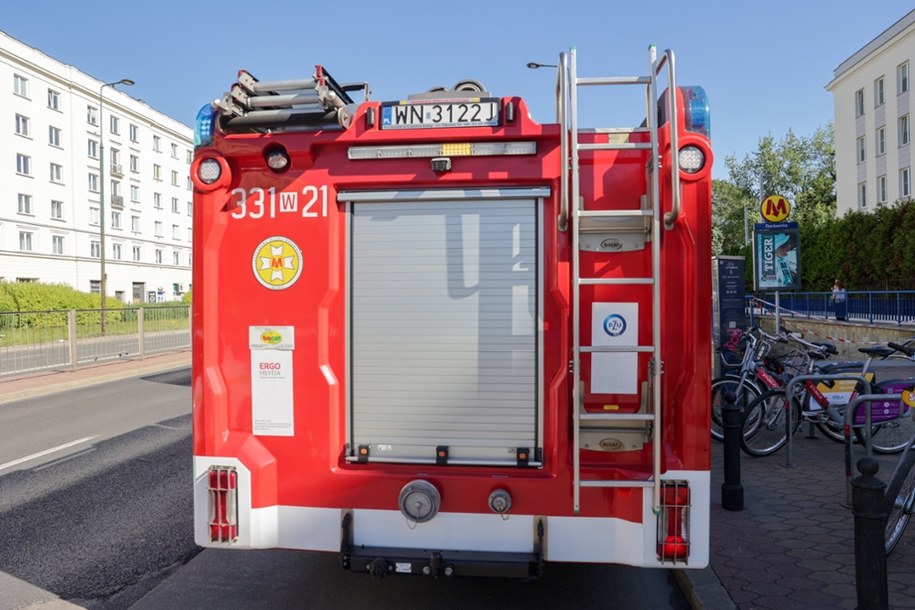 Straż pożarna przed wejściem na stację metra /Szymon Pulcyn /PAP