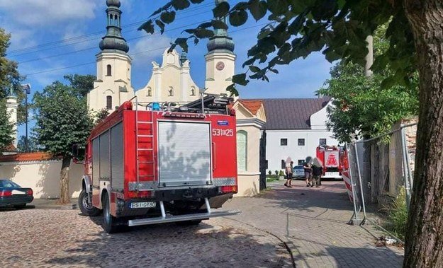 Straż pożarna przy klasztorze Bernardynów w Warcie /Policja
