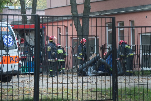 Straż pożarna zabezpiecza szpital im. Biegańskiego w Łodzi, gdzie przebywa pacjent z podejrzeniem eboli /Grzegorz Michałowski /PAP