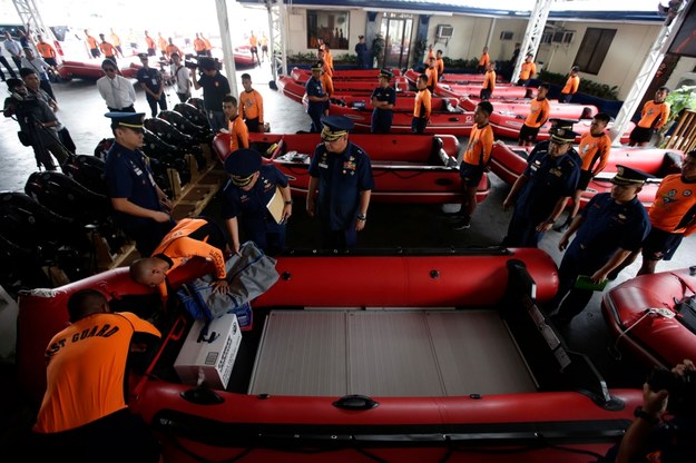 Straż przybrzeżna przegląda pontony do ewakuacja /DENNIS M. SABANGAN /PAP/EPA