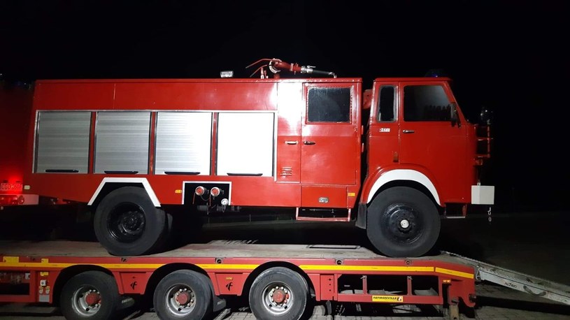 Strażacka "244-ka" dojechała najpierw do Komendy PSP w Golubiu-Dobrzyniu, skąd wyruszyła już na naczepie na polsko-ukraińską granicę /Ochotnicza Straż Pożarna w Rogowie /Informacja prasowa