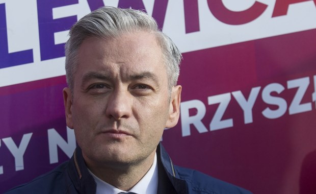 Strażacy chwalą Roberta Biedronia. "Wydostał z płonącego samochodu" kierowcę z 2-letnim synem