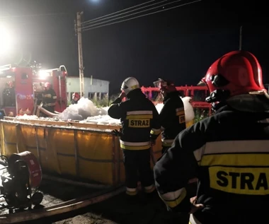 Strażacy ciągle na miejscu pożaru składowiska chemikaliów