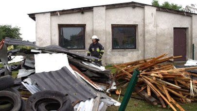 Strażacy ciągle pracują nad usunięciem skutków nawałnic. 75 tys. odbiorców bez prądu