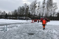 Strażacy ćwiczą ratowanie na lodzie i w wodzie