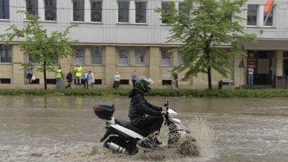 Strażacy do późnej nocy walczyli ze skutkami burz