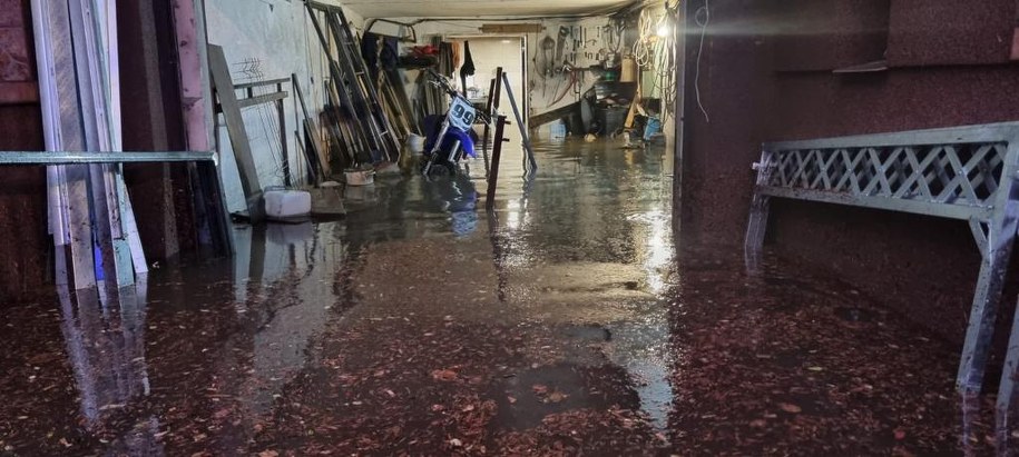 Strażacy do tej pory wypompowują wodę z piwnic i udrażniają zalane drogi /KM PSP Olsztyn /