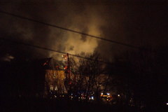 Strażacy dogaszają ogień w klasztorze w Alwerni