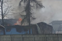 Strażacy dogaszają pożar fabryki rozpuszczalników pod Sochaczewem