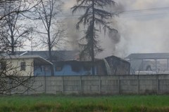 Strażacy dogaszają pożar fabryki rozpuszczalników pod Sochaczewem