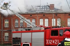 Strażacy dogaszają pożar gimnazjum w Sianowie 