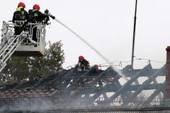 Strażacy dogaszają pożar gimnazjum w Sianowie 