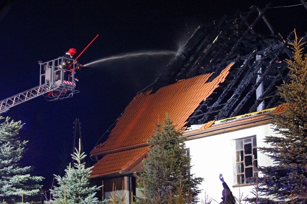 Strażacy dogaszają pożar kościoła filialnego parafii św. Jana w Sierakowicach w miejscowości Mojusz /Piotr Wittman /PAP