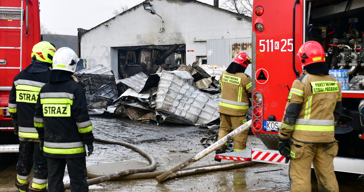 Strażacy dogaszają pożar tartaku w Przeciszowie 