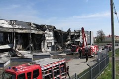 Strażacy dogaszają pożar w Wólce Kosowskiej