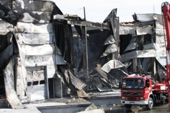 Strażacy dogaszają pożar w Wólce Kosowskiej
