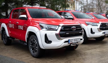 Strażacy dostali nowe Toyoty Hilux. Terenowe pick-upy rozpoczęły służbę