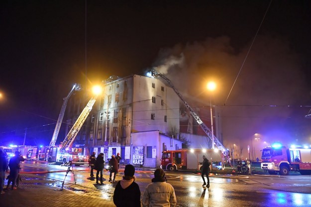 Strażacy ewakuowali z budynku siedem osób /	Grzegorz Michałowski   /PAP
