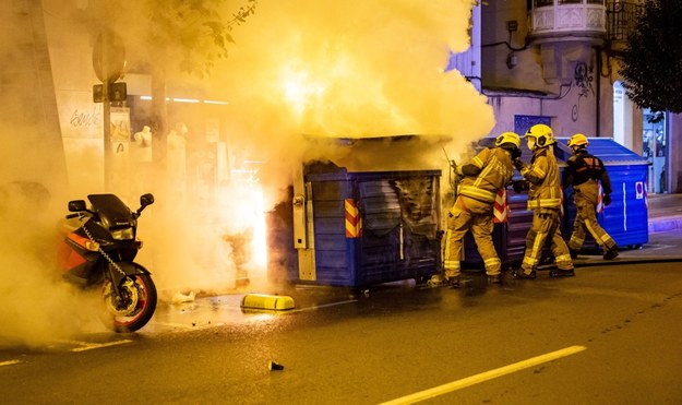 Strażacy gaszą ogień podłożony przez protestujących w Logrono /RAQUEL MANZANARES /PAP/EPA