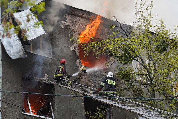 Strażacy gaszą pożar na jednej z ulic w Charkowie /Mykola Kalyeniak /PAP