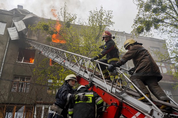 Los bomberos extinguen un incendio callejero en Kharkiv / Mykola Kalyanyak / PAP