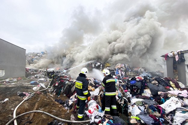 Strażacy gaszą pożar w Zakładzie Odpadów Komunalnych w Kamieńcu. /PSP Lębork /PAP