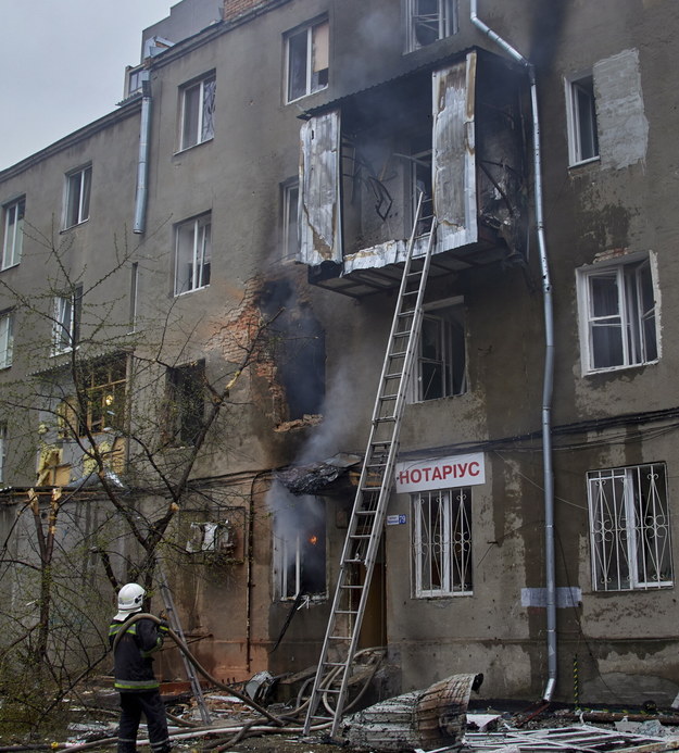Strażacy gaszą pożar wywołany rosyjskim ostrzałem /SERGEY KOZLOV /PAP/EPA