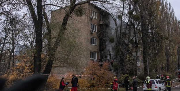 Strażacy gaszący płonący budynek w Kijowie /ROMAN PILIPEY /PAP/EPA