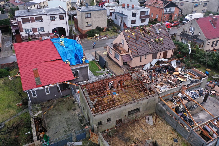 Strażacy i mieszkańcy zabezpieczają zniszczone dachy budynków po przejściu trąby powietrznej w miejscowości Dobrzyca /	Tomasz Wojtasik /PAP