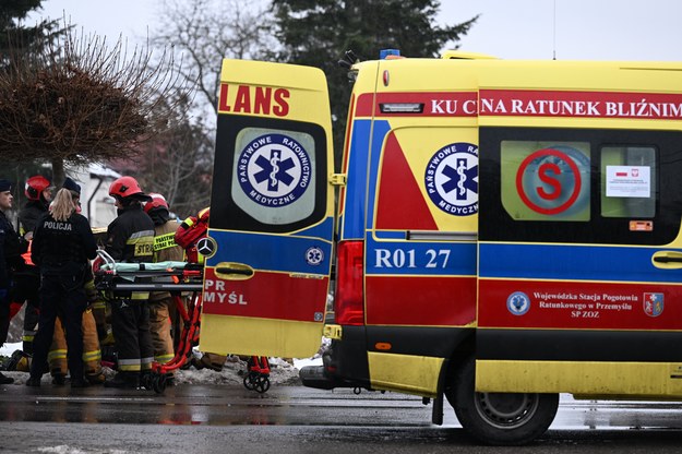 Strażacy i pogotowie reanimują mężczyznę potrąconego przez TIR-a na ulicy Ofiar Katynia w Przemyślu 23 grudnia /Darek Delmanowicz /PAP