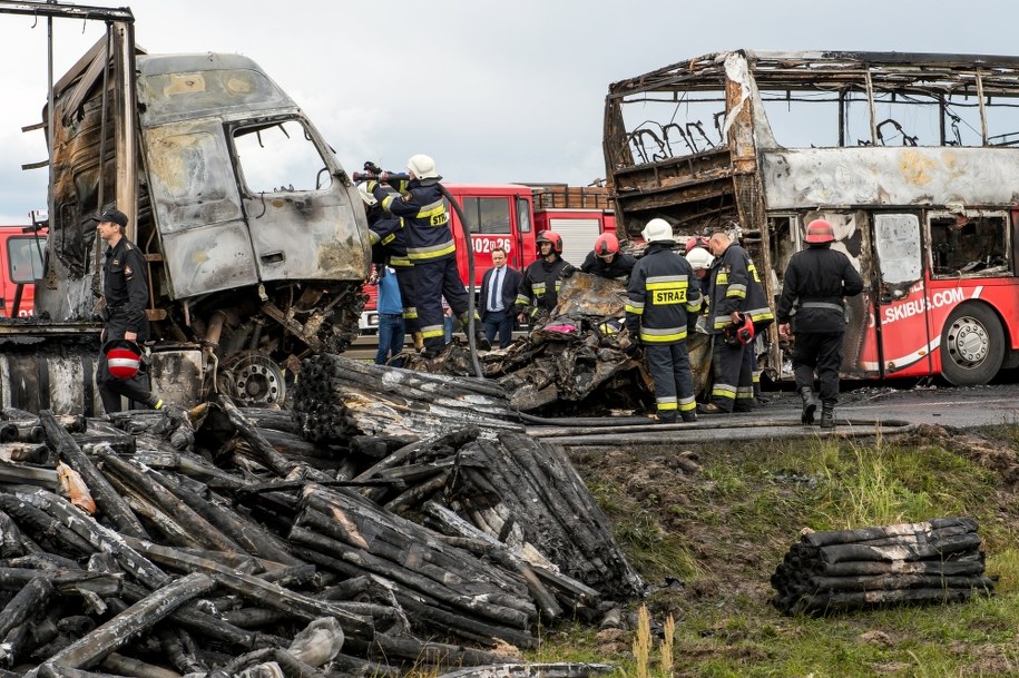 Strażacy i policjanci na miejscu karambolu na autostradzie A4 w pobliżu węzła Brzeg /Maciej Kulczyński /PAP